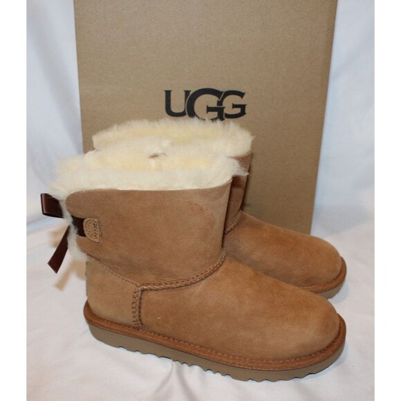 UGG GIRL'S MINI BAILEY BOW SUEDE SHEARLING LINED BOOTS CHESTNUT SZ 13 NIB - Picture 2 of 6